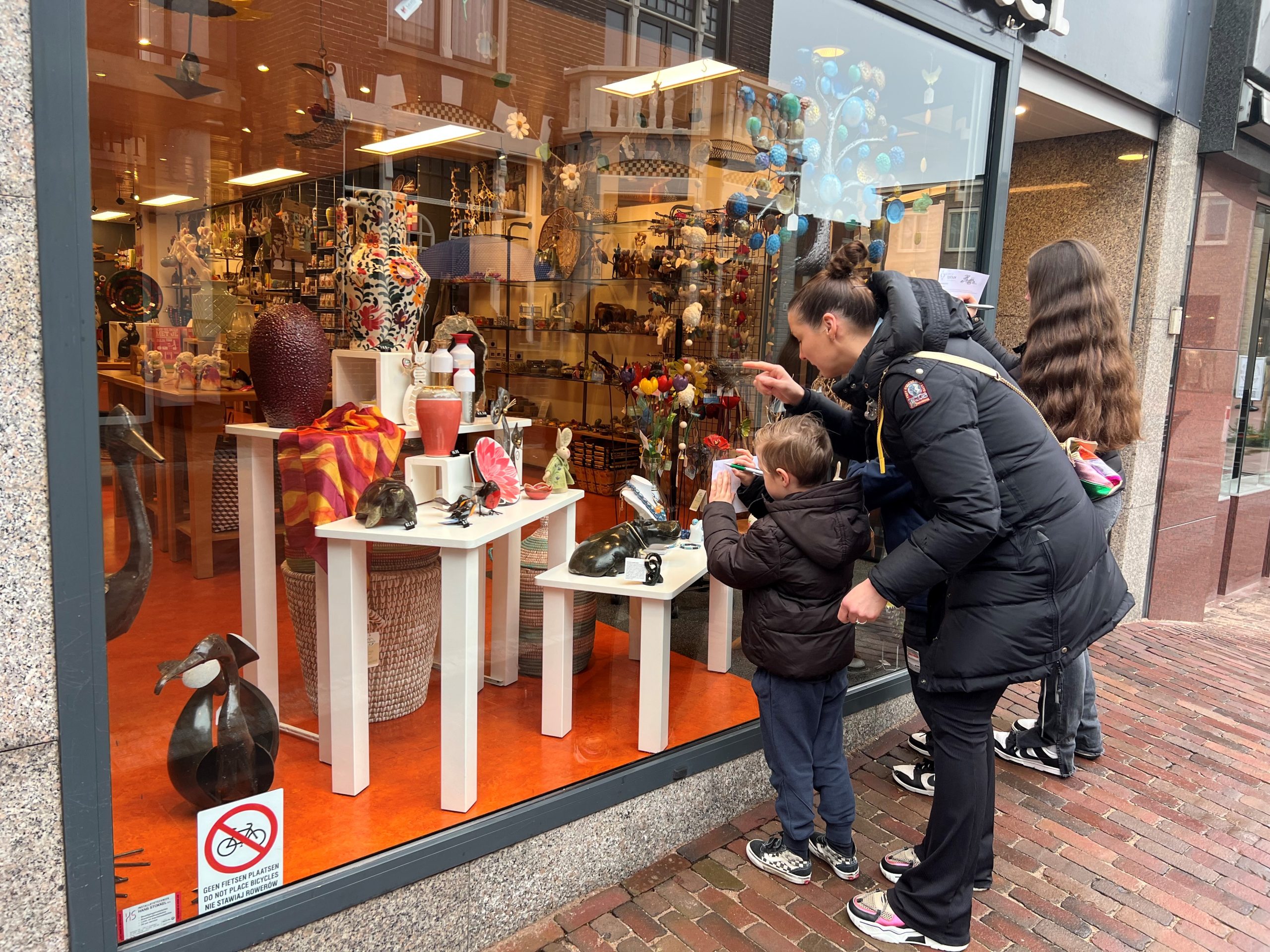 Kinderen speurden naar paashaasjes in Aalsmeer Centrum